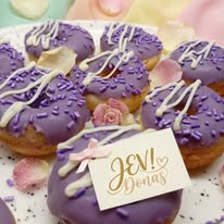 Donas de Jev Donas con glaseado lila y tarjeta con el logo